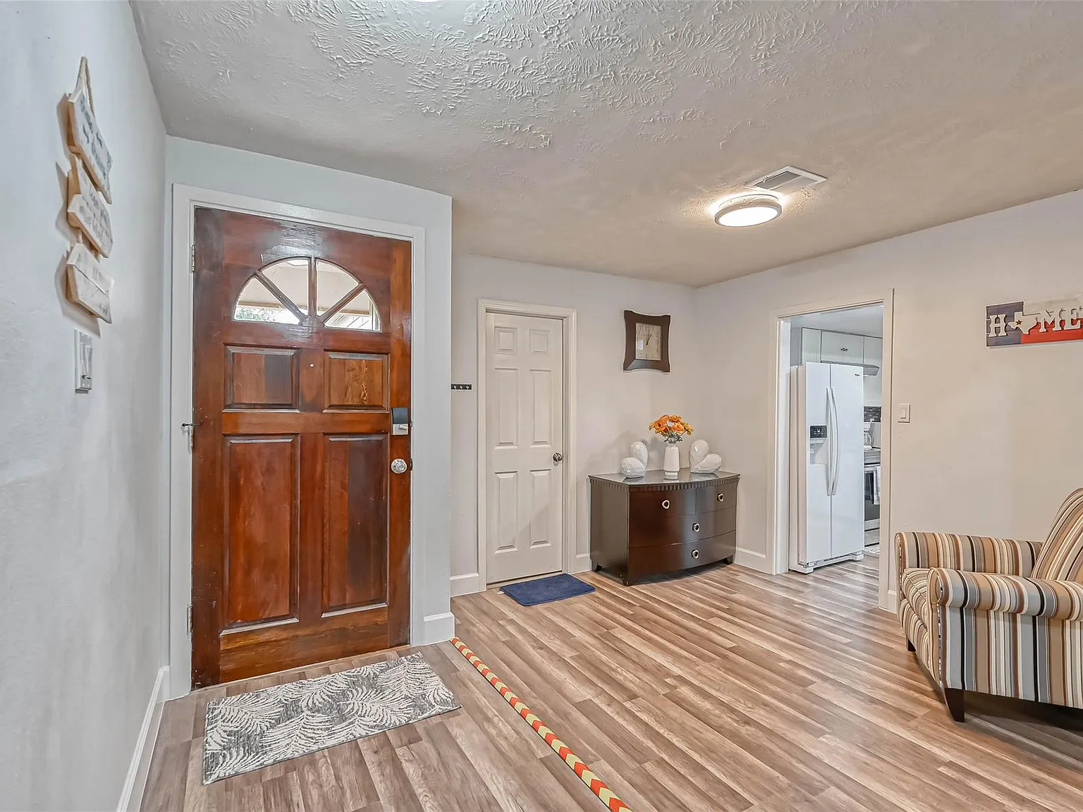 3 bed, 2.0 bath, 1464 sqft, $3,000 — Photo 4