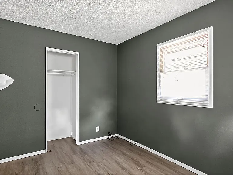 1274 W Green St — Photo 11