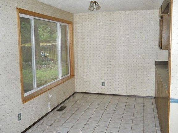 4th image of 1422 Elm St SE