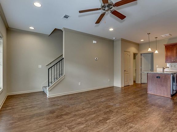 4th image of 942 Parkview Dr #A