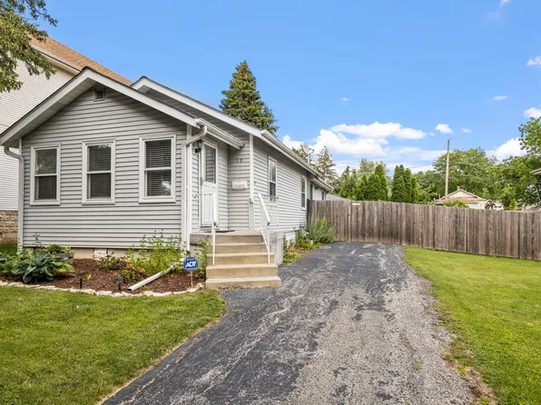 19 S Park St, Westmont, IL 60559