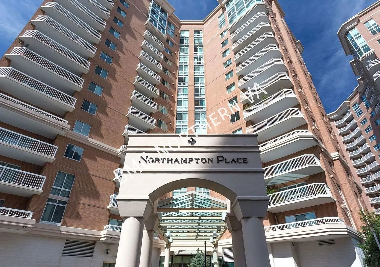 Beautiful Studio Unit At Northampton With Updates Galore In Northampton Place- Water Included — Photo 1