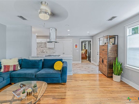 5th image of 2404 Oak Crest Ave