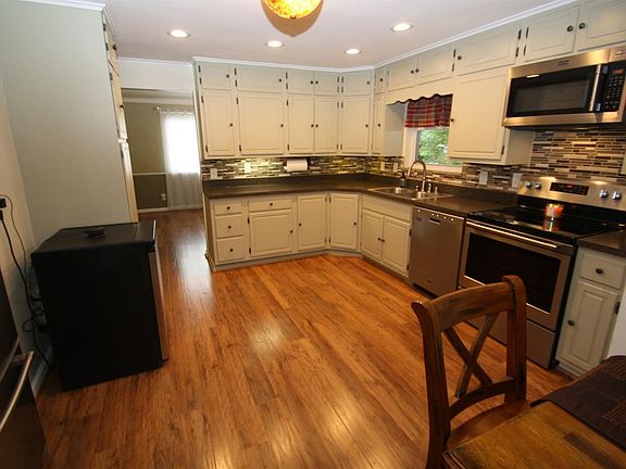 5th image of 3710 Lakewood Dr