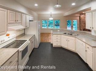 128 Kanawha Dr, Black Mountain, NC 28711