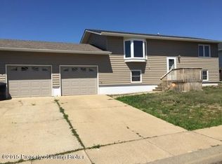 930 21st St W, Dickinson, ND 58601