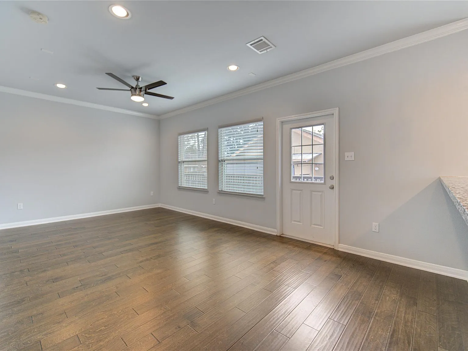 3 bed, 3.0 bath, 1637 sqft, $2,175 — Photo 3