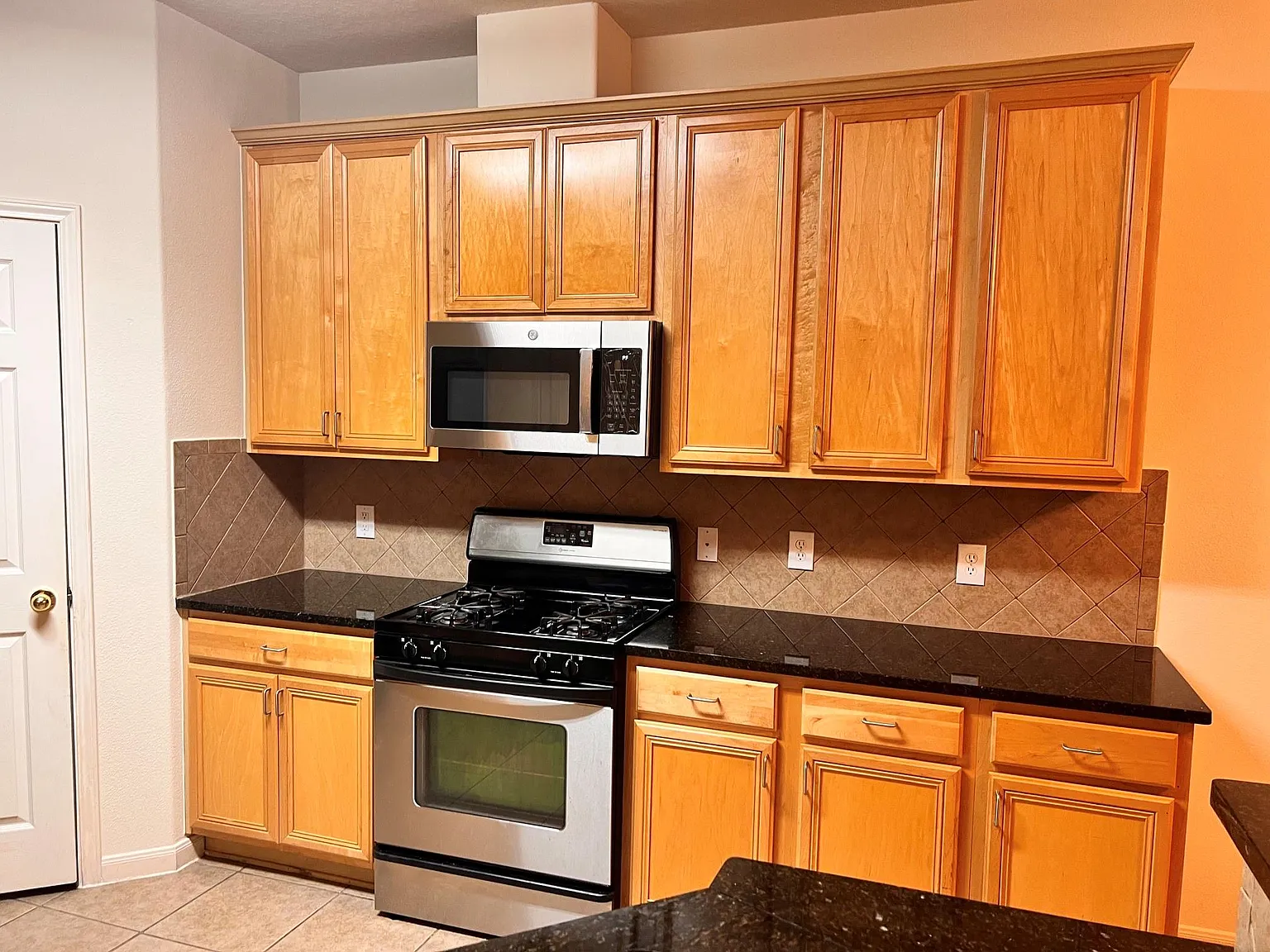 3 bed, 2080 sqft, $2,300 — Photo 2