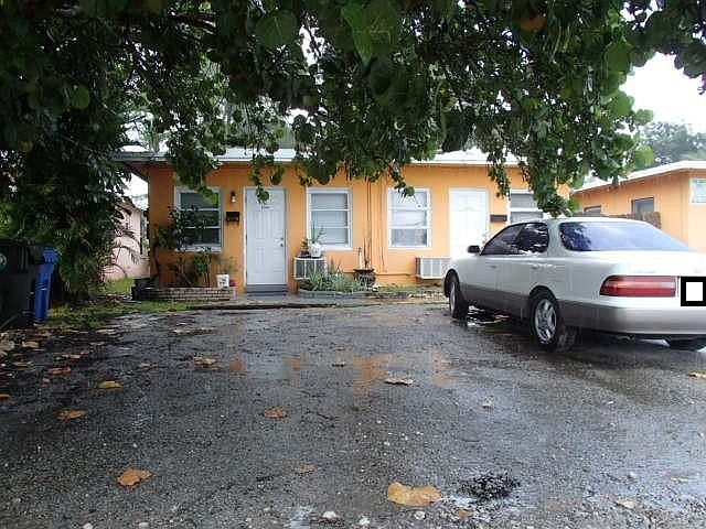 1st image of 1049 NE 38th St