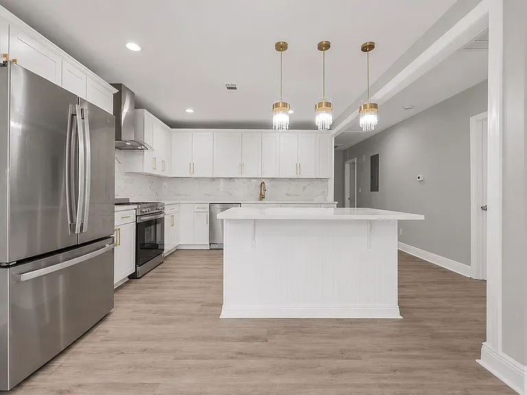 1658 Temple Ave — Photo 7