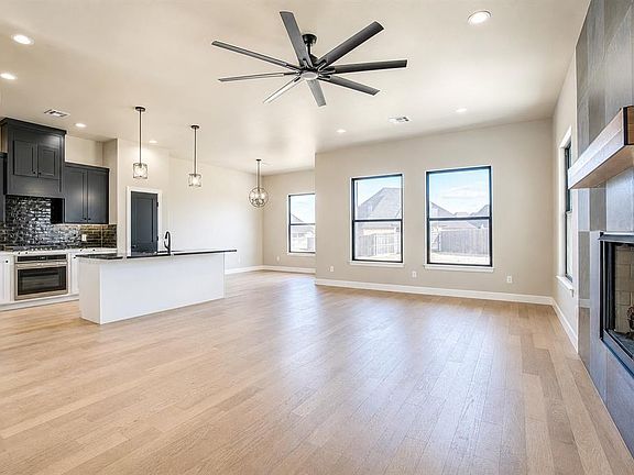 3rd image of 1050 Colonial Ave