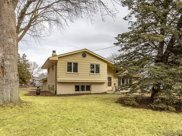 3715 Bel Aire Rd, Des Moines, IA 50310