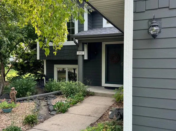 1957 Park Ridge Dr, Chaska, MN 55318