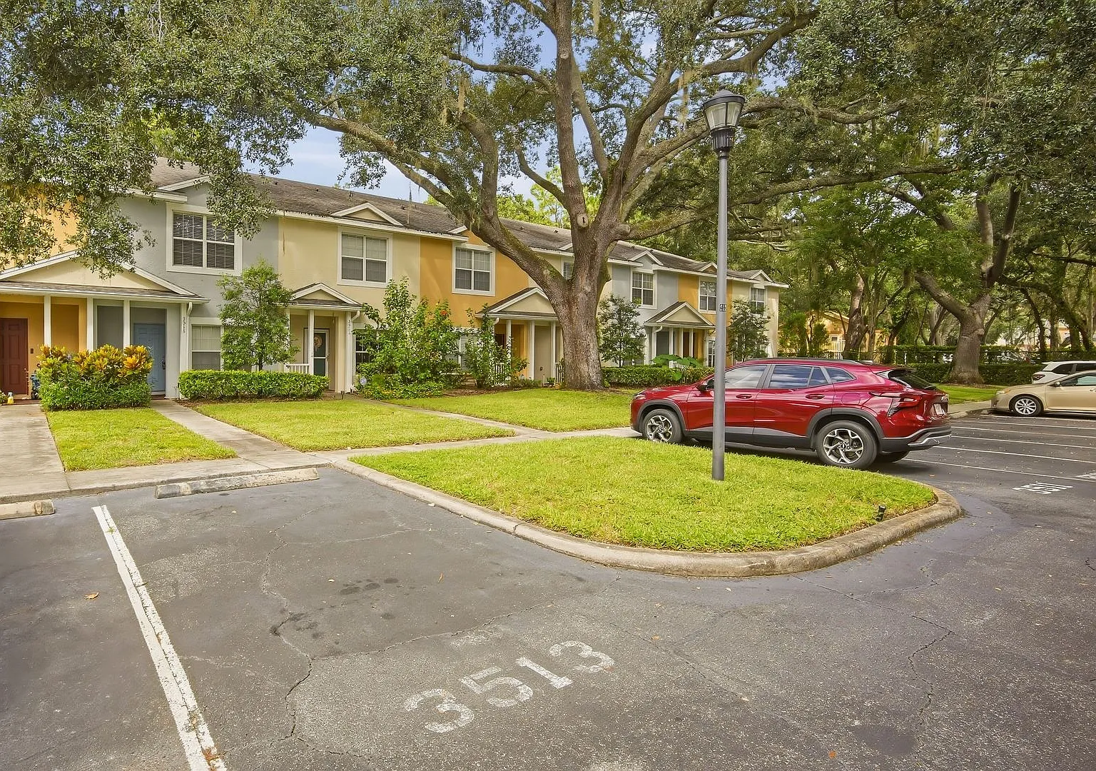 2/2 Tampa Townhouse with Loft + Bonus Room! — Photo 4
