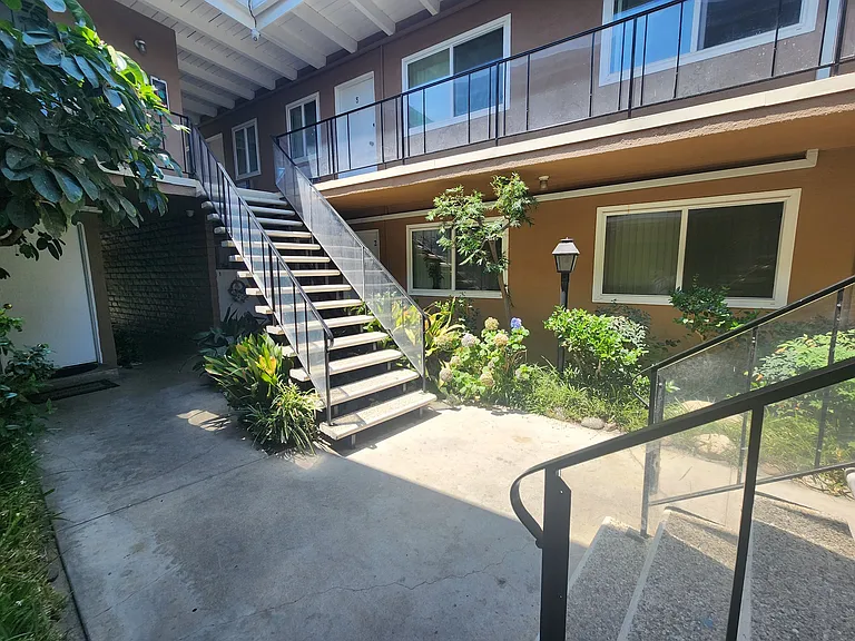 15043 Victory Blvd #11 — Photo 26
