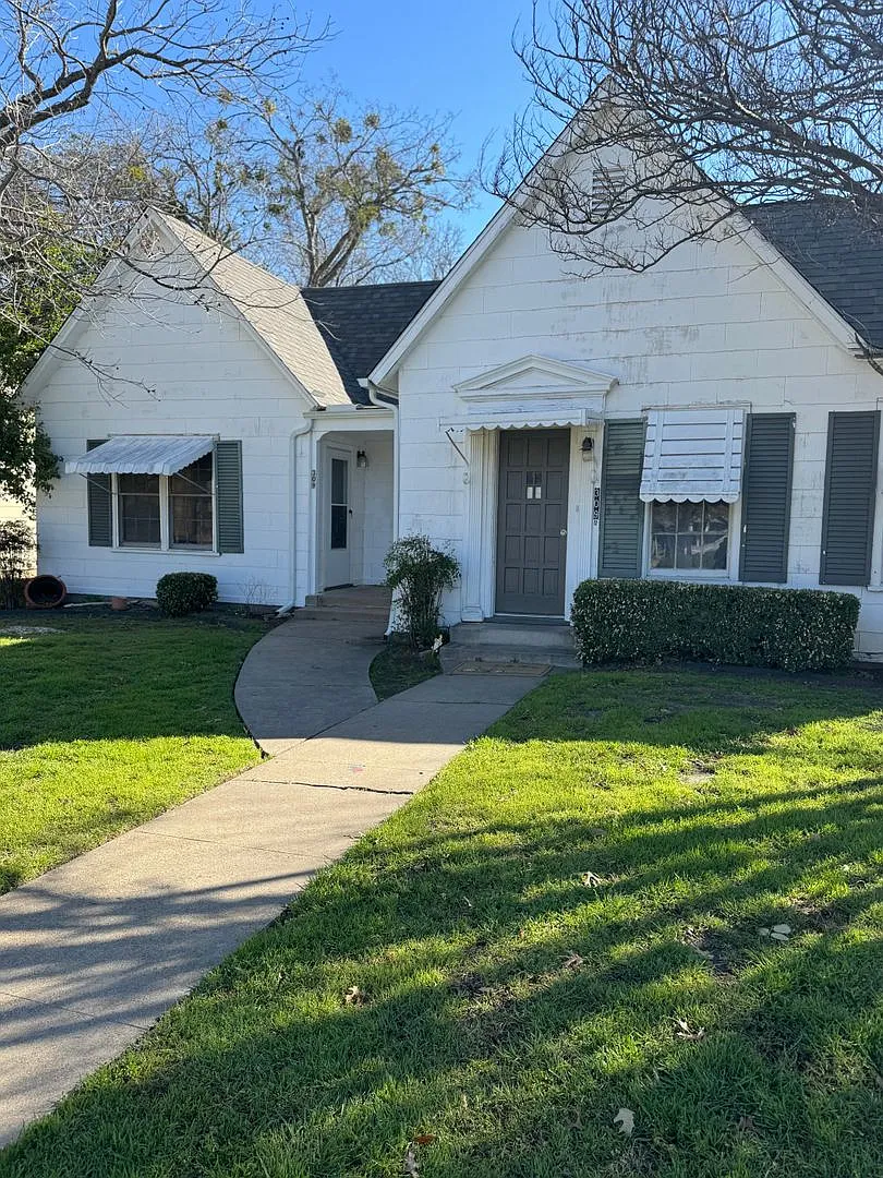1/1 Historic CHARM + Wood Floors + Across from City Park and Pool — Photo 3