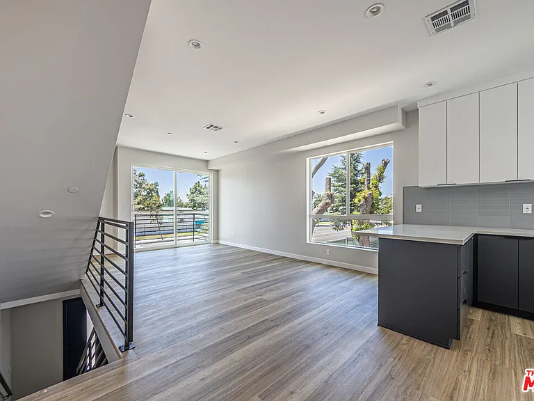 6702 Balboa Blvd #1 — Photo 8