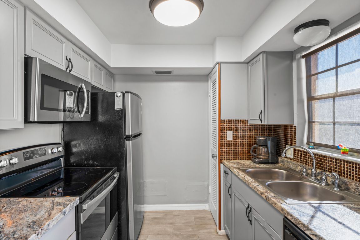 008 Kitchen
