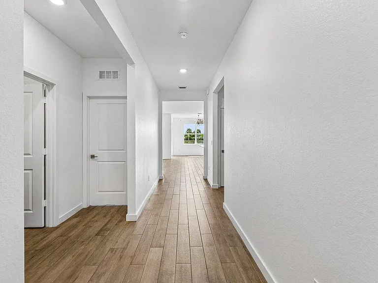 2770 NE Breezeway Cir — Photo 7
