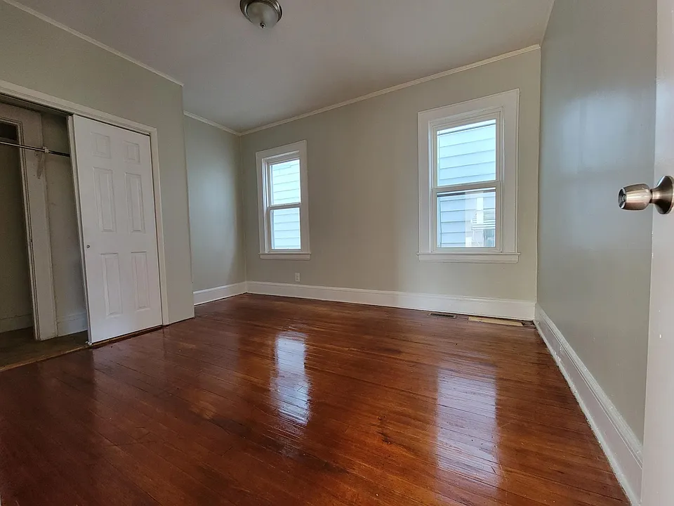97 University Pl #1E