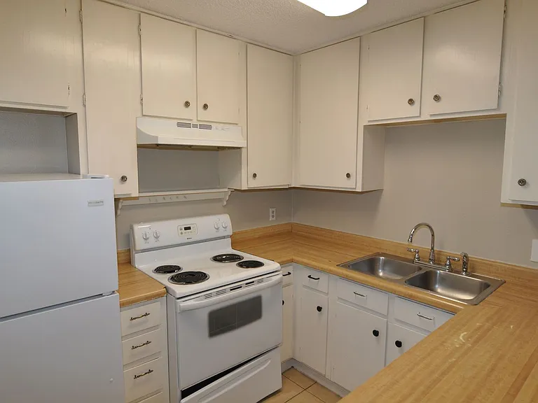 2034 Oakwood Ct — Photo 4