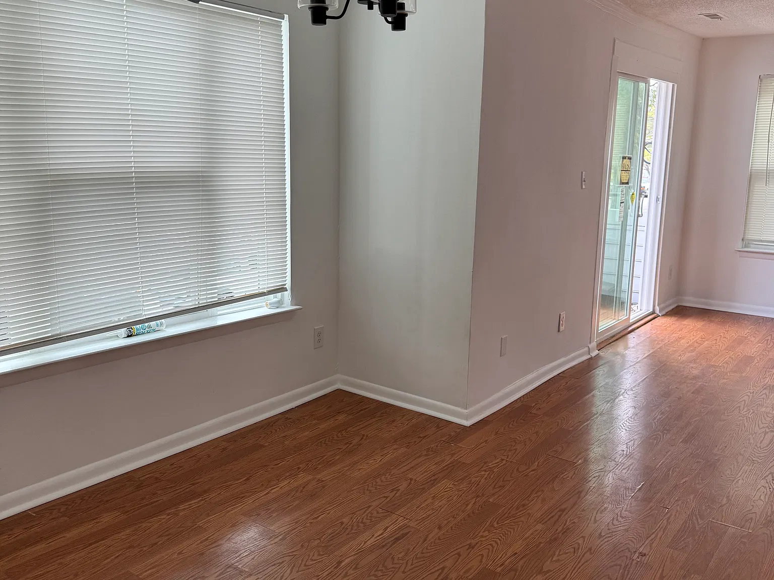 2 bed, 930 sqft, $1,600 — Photo 2