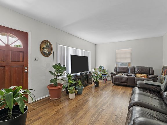 4th image of 8042 Noble Ave