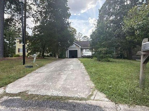 2nd image of 18 Holly Hock Ct