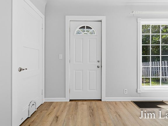 5th image of 933 Barbara St NW