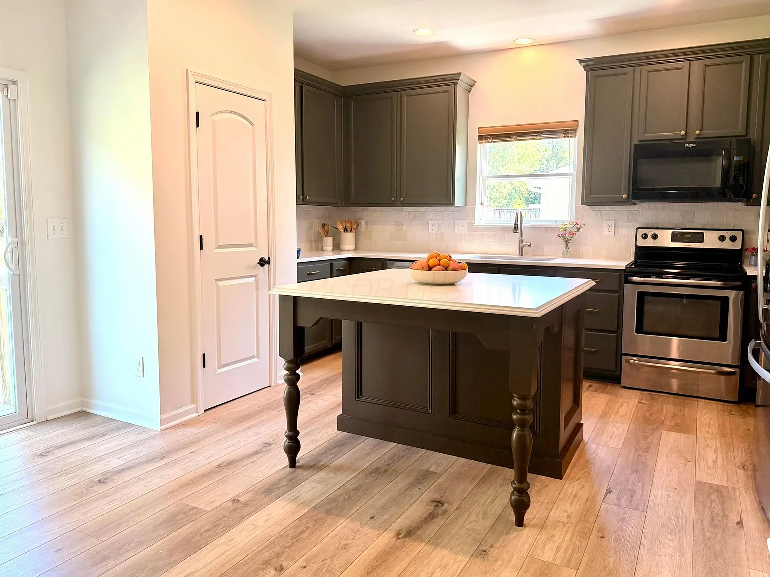 4 bed, 2.5 bath, 2740 sqft, $2,995 — Photo 3