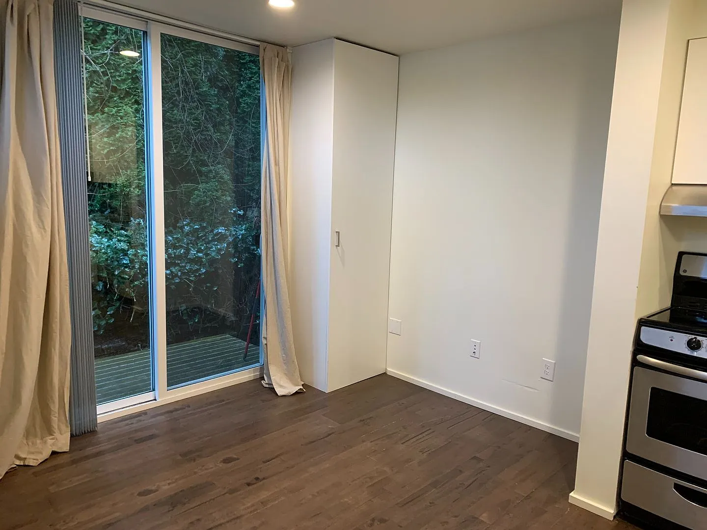 Modern studio with in-unit laundry, perfect Capitol Hill location! — Photo 2