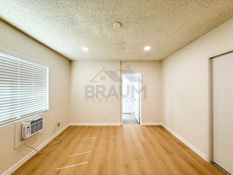 Villa East at Oxnard St. — Photo 30