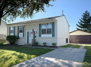 819 Sunset Cir, Streamwood, IL 60107