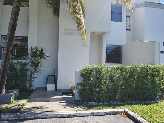 3rd image of 805 NW 105th Pl #C-4