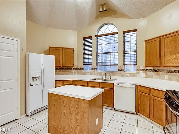 4th image of 2700 Clearwater Dr