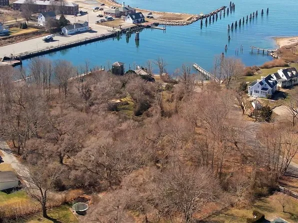1310 Winthrop Dr, Fishers Island, NY 06390