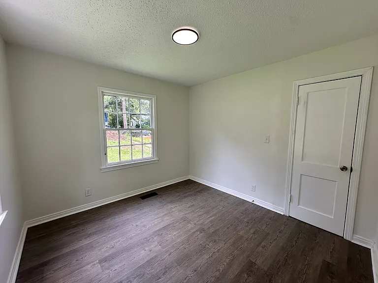 965 Parkway Dr — Photo 8