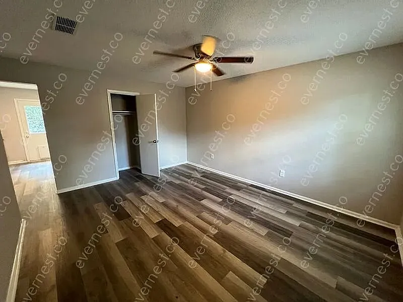 3 bed, 1.5 bath, 986 sqft, $1,072 — Photo 4