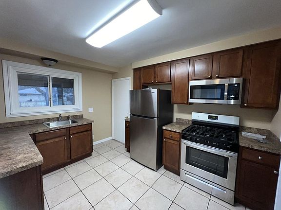 4th image of 21811 Cloverlawn Ave