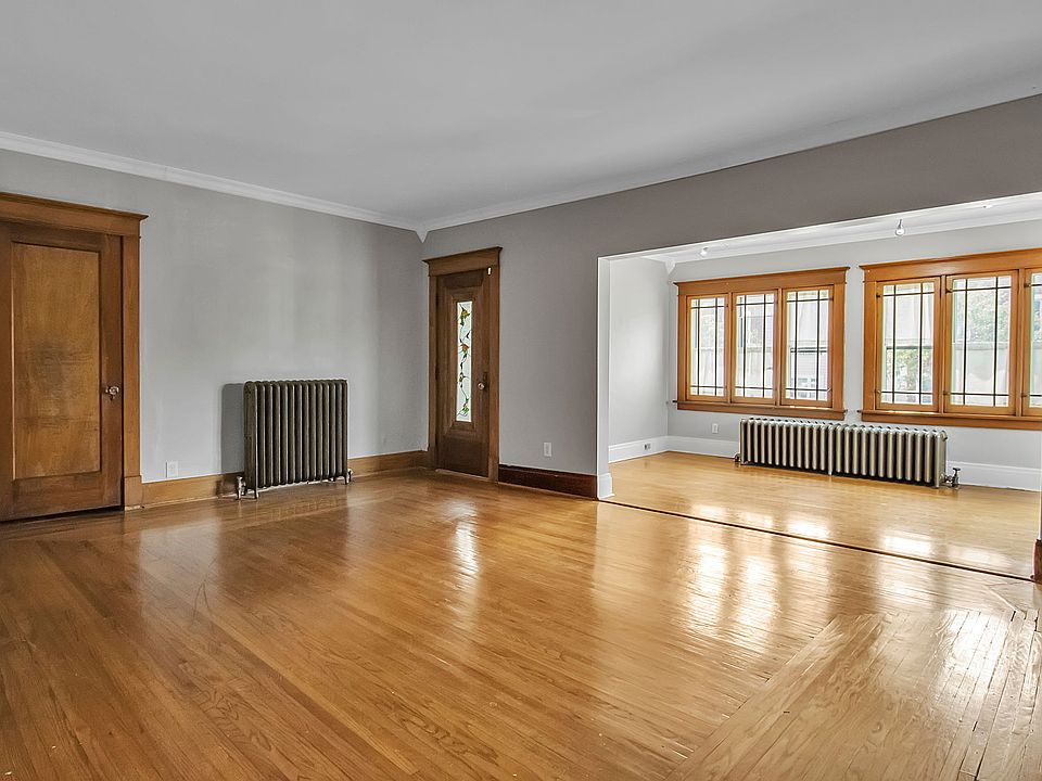 Living Room/Front Door/Closet