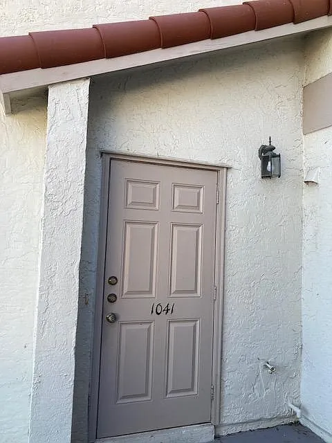 1041 Country Club Dr — Photo 2