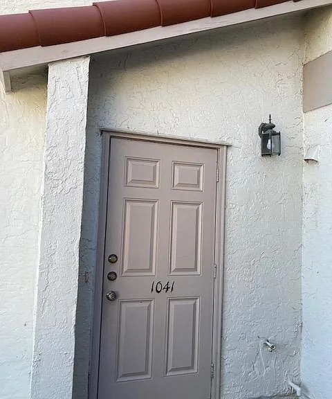 1041 Country Club Dr — Photo 2