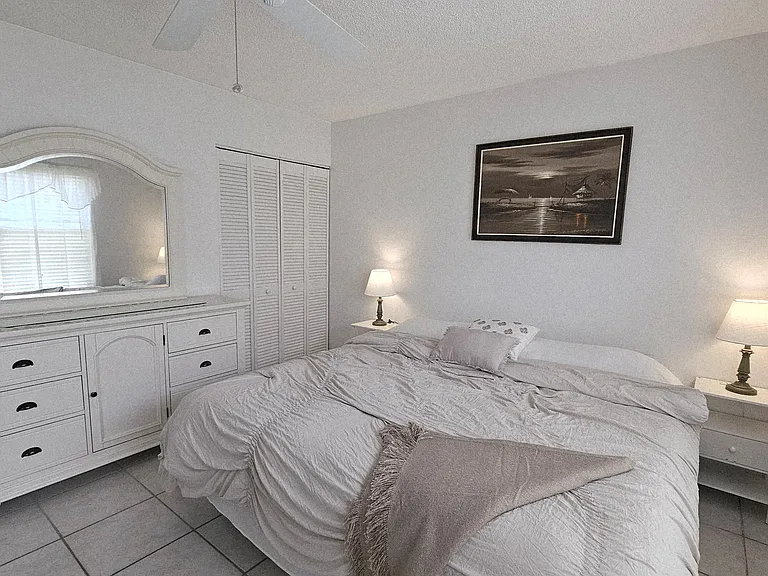 Master bedroom-king bed