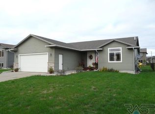 908 Honeysuckle Dr, Harrisburg, SD 57032