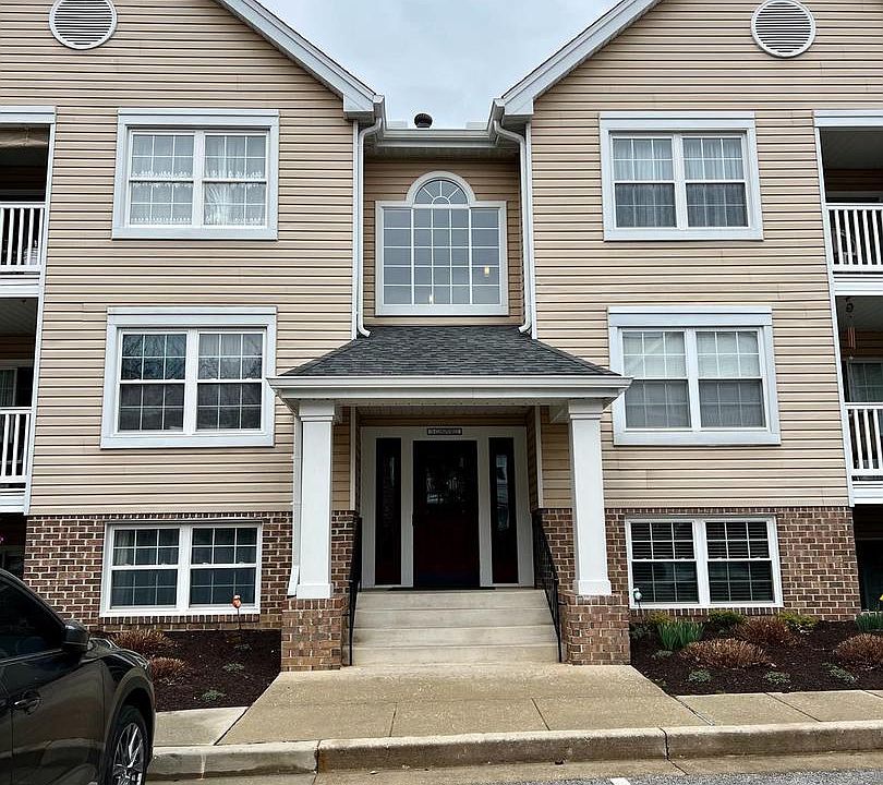 1st image of 3 Ginford Pl Unit 104
