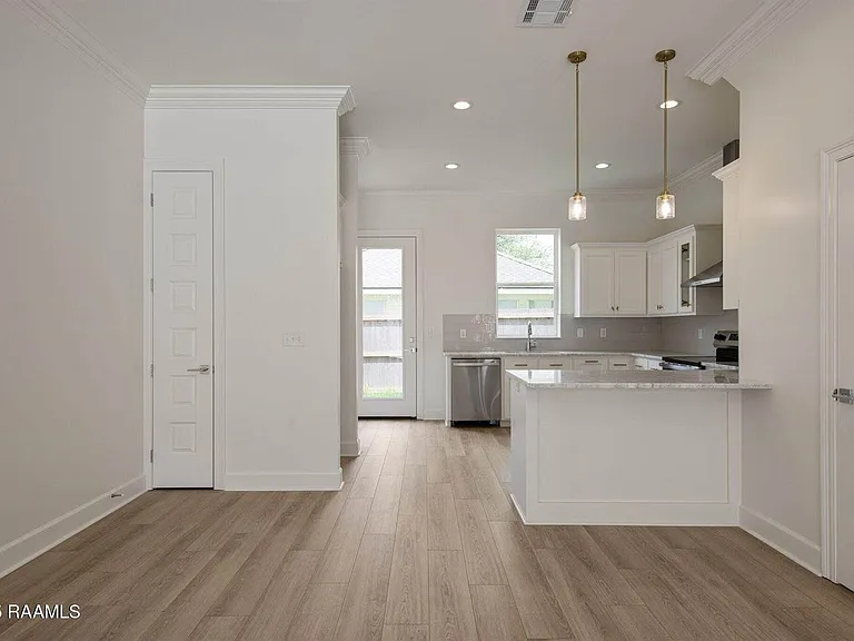 1510 Kaliste Saloom Rd #304 — Photo 4