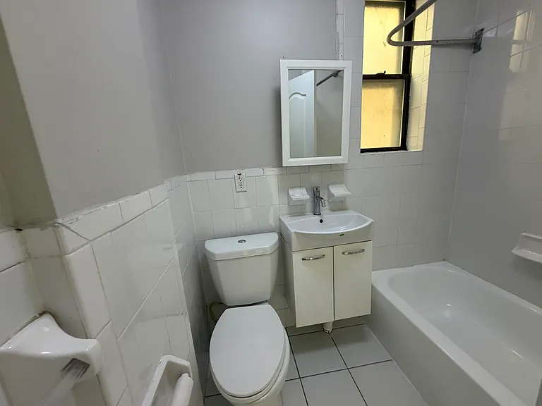330 50th St #A54 — Photo 3