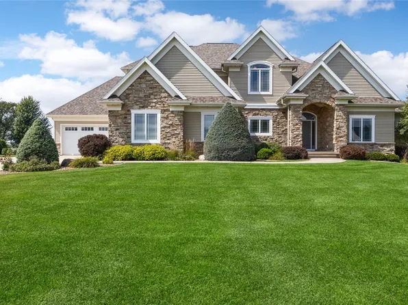2489 River Run Rd, Cedar Rapids, IA 52411