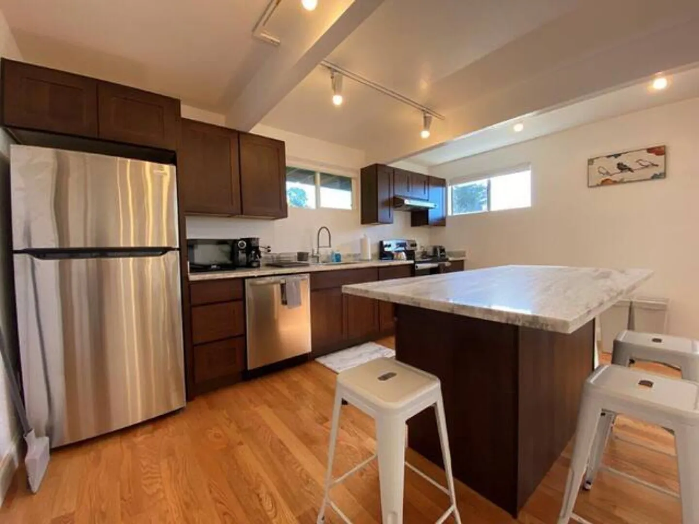 Modern Zen - Large 2 Bedroom in Oakland Hills — Photo 2