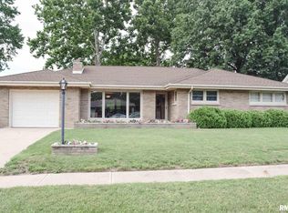 1321 Chestnut St, Pekin, IL 61554